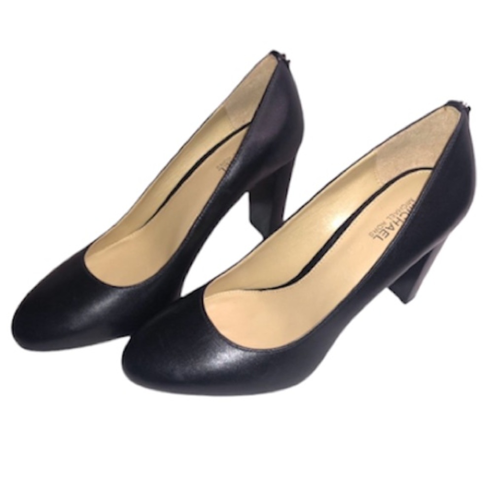 Nwot Black leather micheal kors heel pump size 5.5